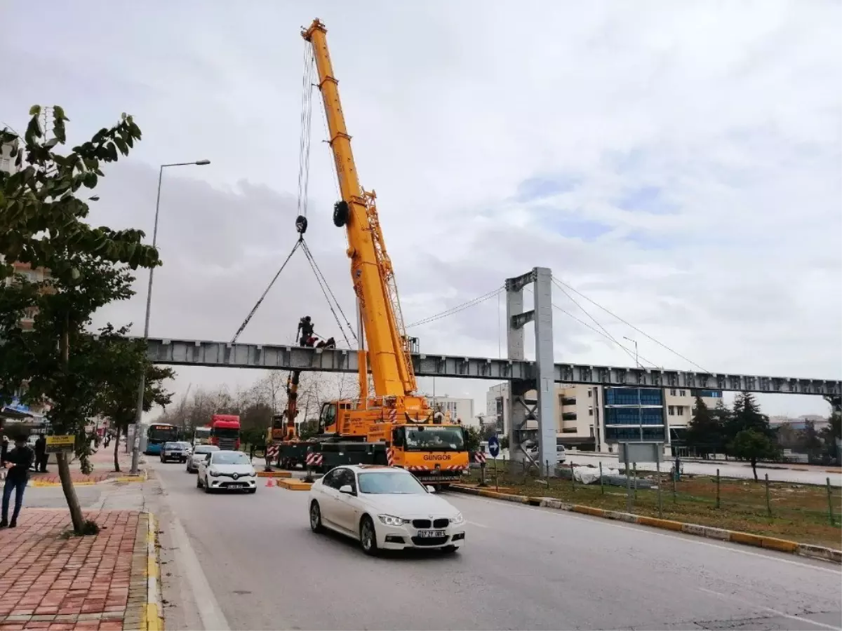 Üniversiteli Aslıhan\'ın Hayatını Kaybettiği Yolda Üst Geçit İnşaatı Başladı