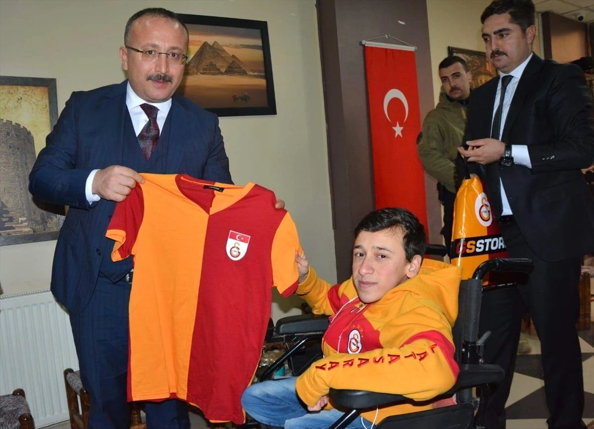 Vali Atik\'ten Engelliye Metin Oktay Forması