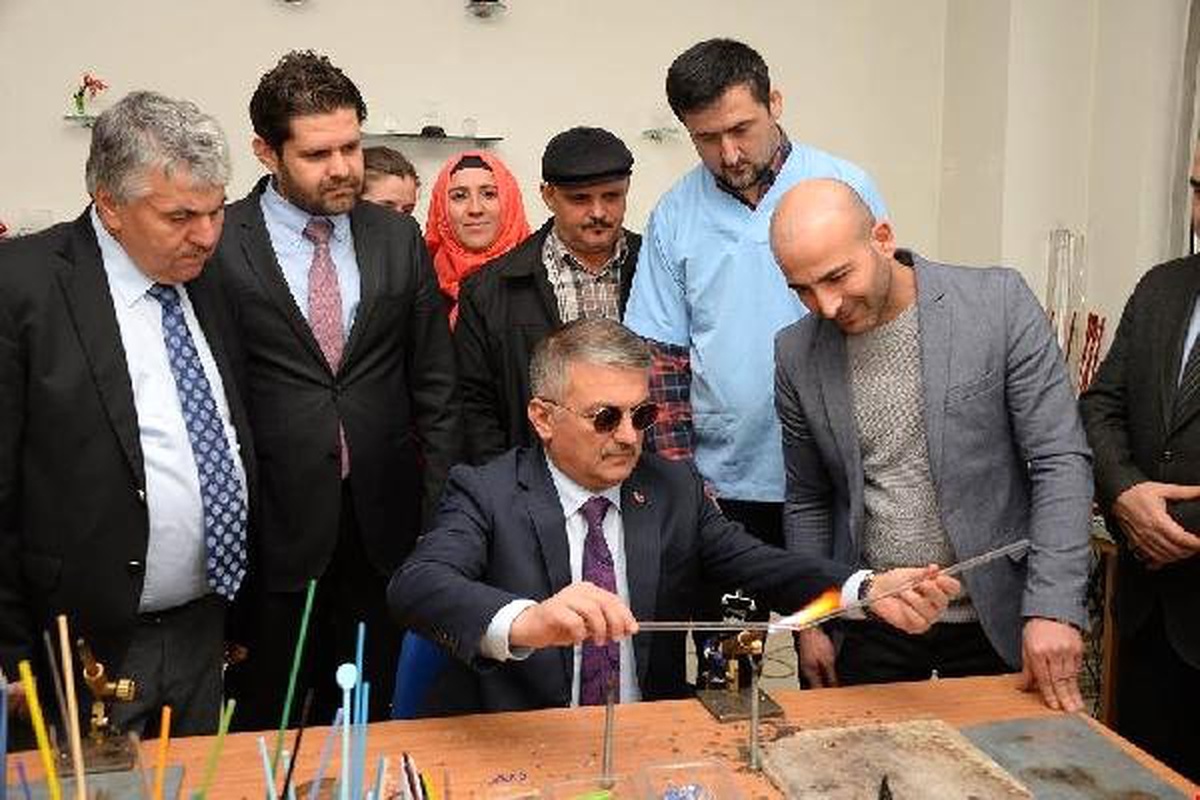 Vali Yazıcı, Şizofreni Hastalarıyla Cam İşçiliği Yaptı
