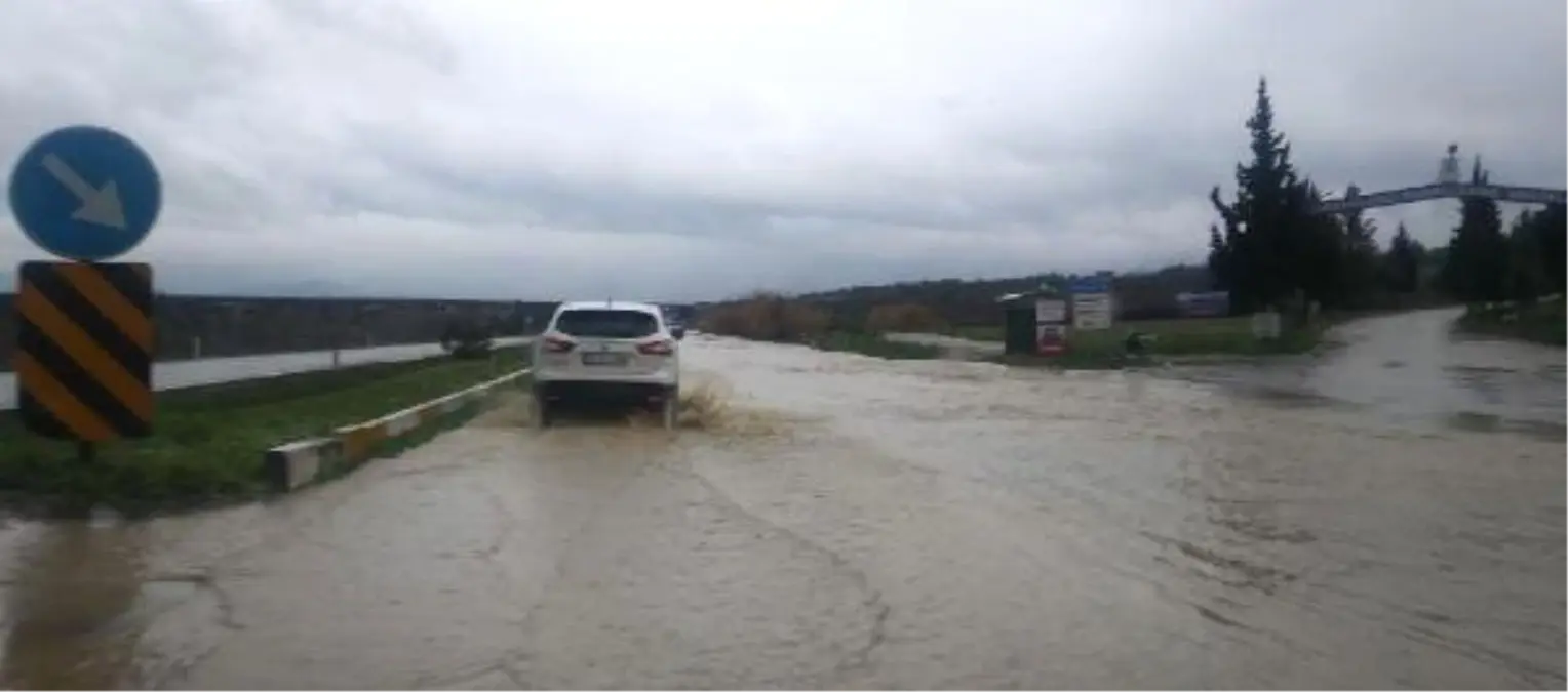 Yağmur Suları Nedeniyle Karayolu Kapandı