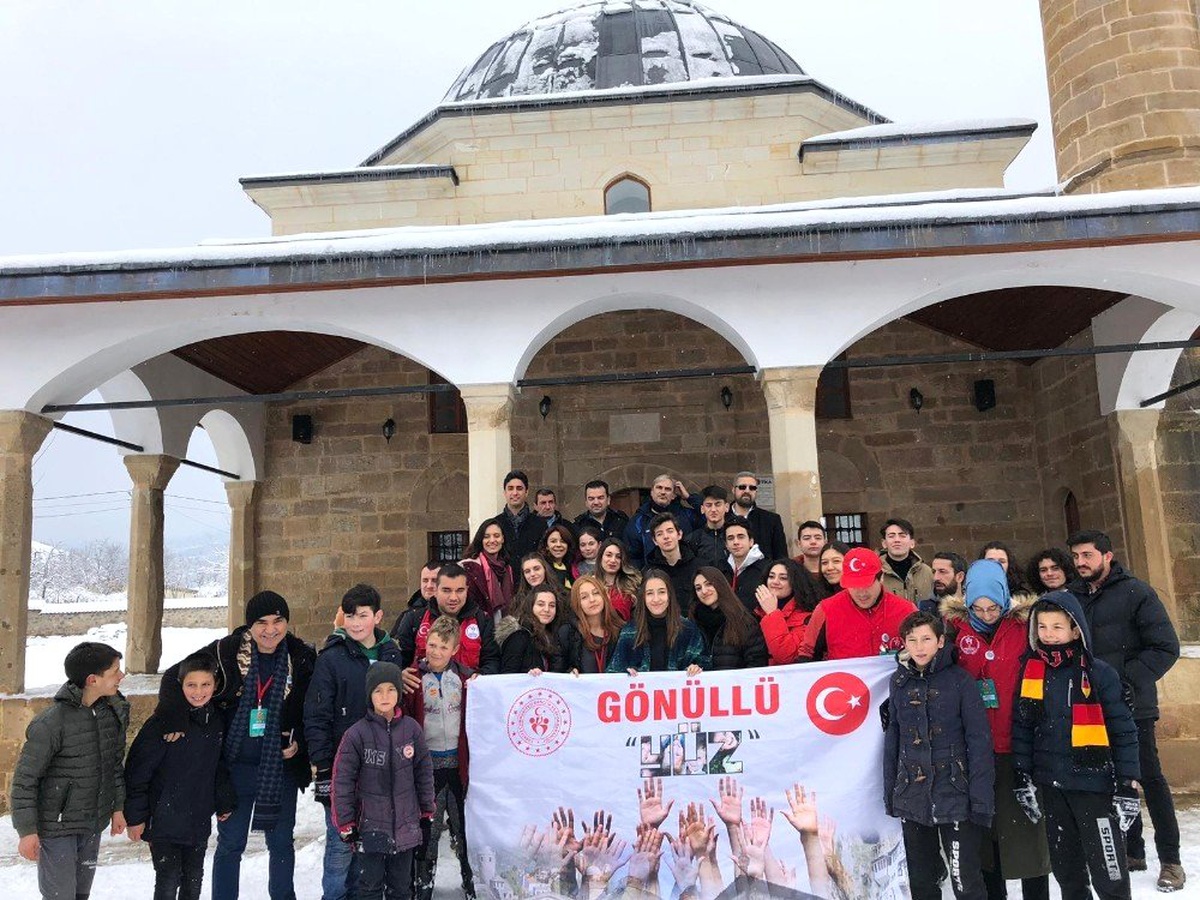 Yüzlerce Gönüllü Genç Makedonya Yolunda