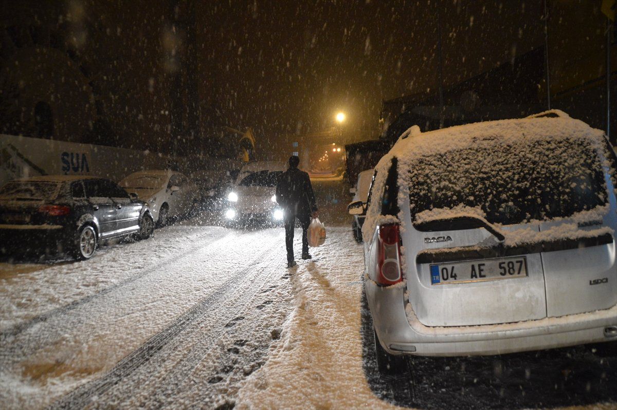 Ağrı\'da Kar Etkili Oluyor