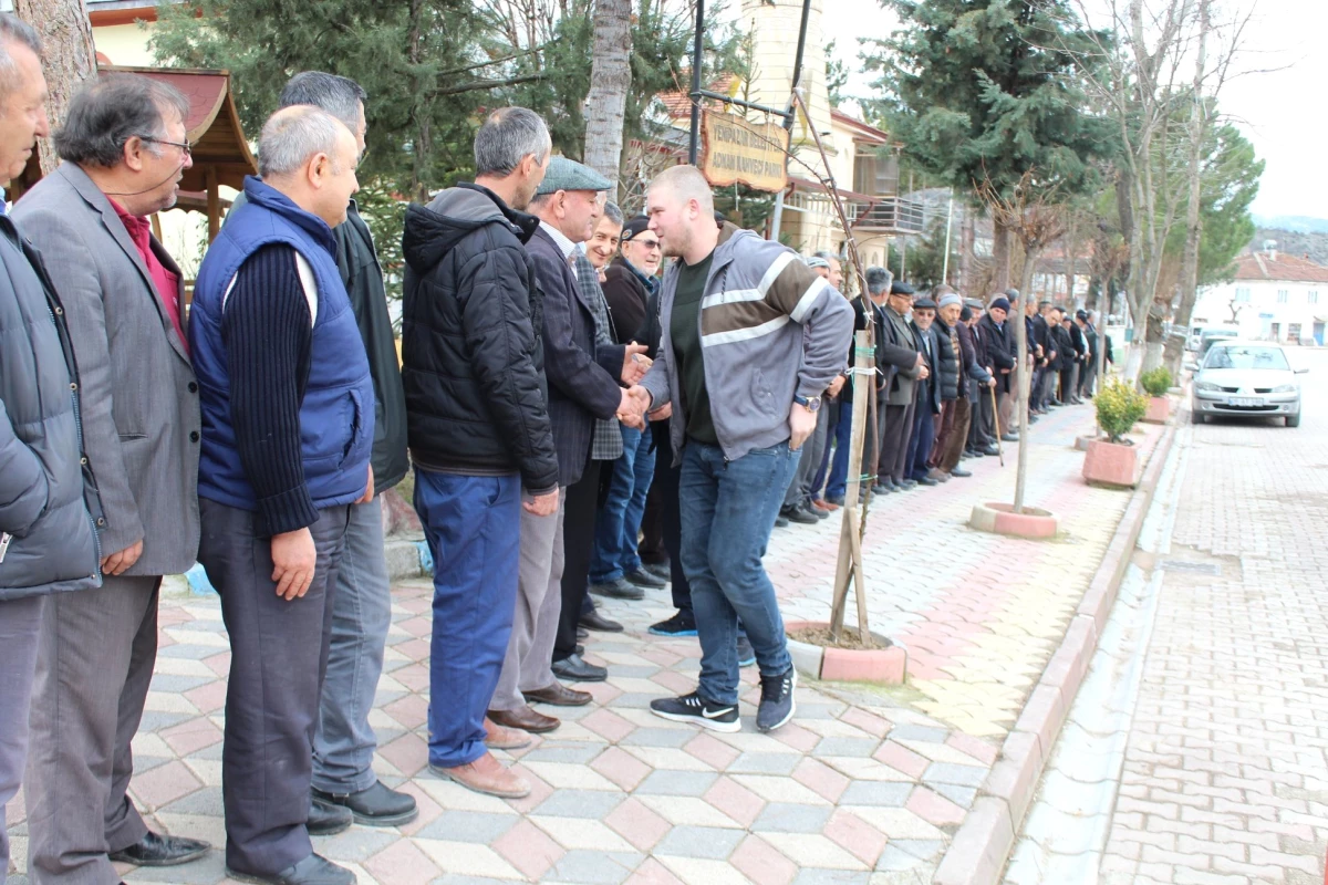 Askere Giden Genç, Kendisi İçin Metrelerce Kuyruk Oluşturan 200 Kişinin Elini Öpüp Helallik İstedi