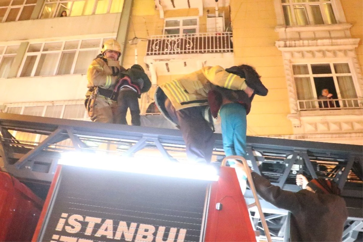 Beyoğlu\'nda Yangın Çıkan Binada Can Pazarı: 11 Kişi Kurtarıldı