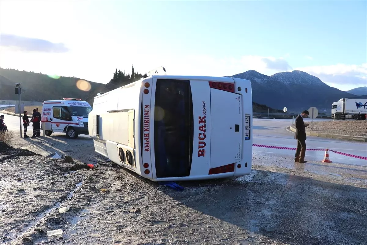 Burdur\'da Midibüs Devrildi: 6 Yaralı