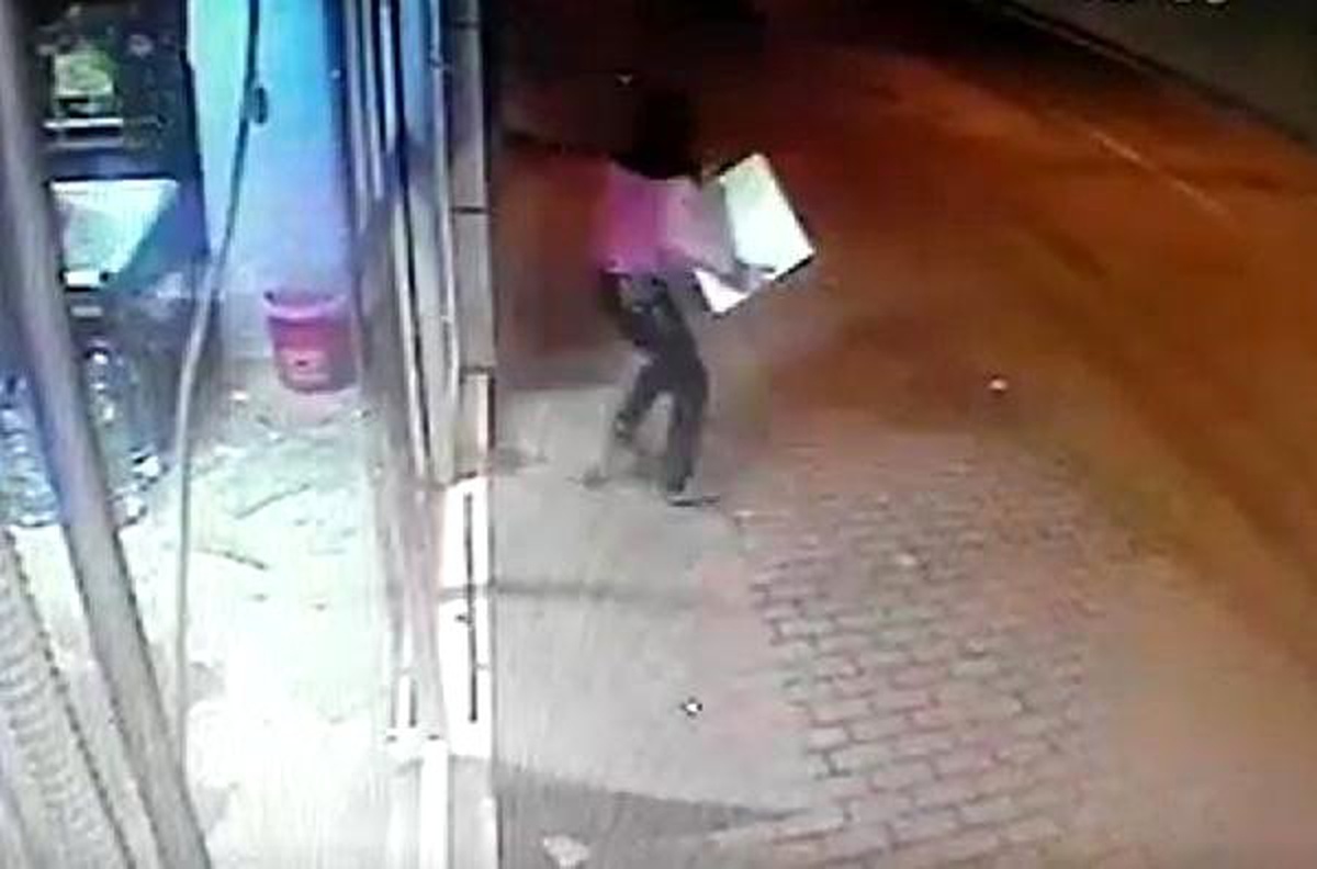Camı Kırıp Markete Giren Çift, Yazar Kasayı Alarak Çıktı (2)