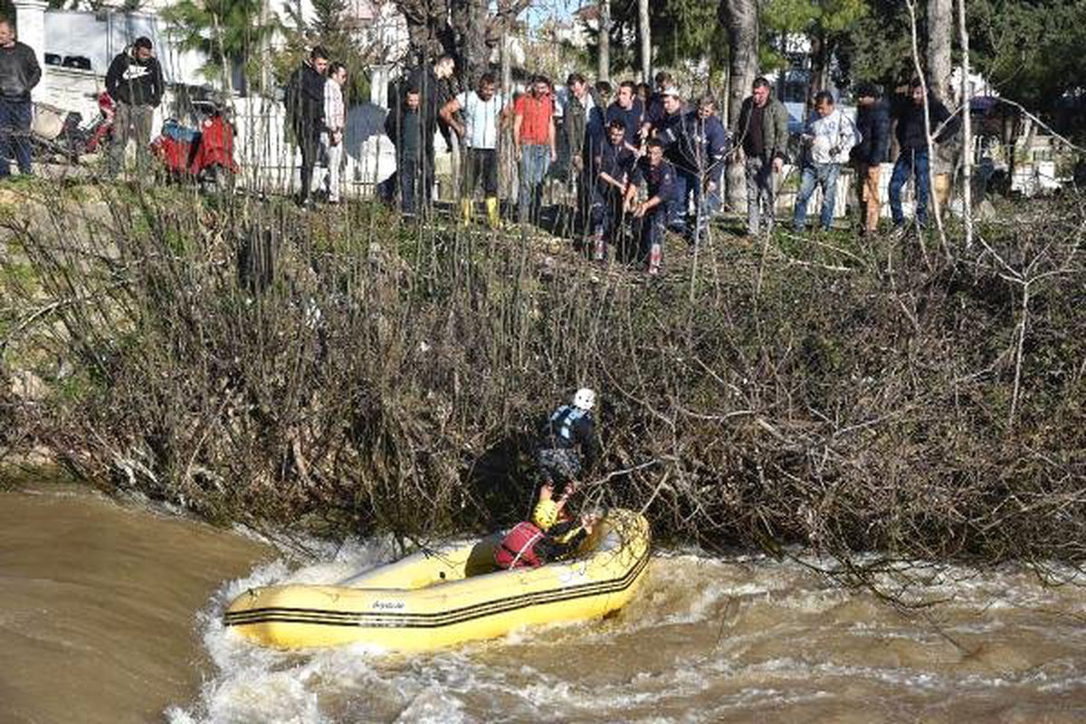 Düden Çayı\'nda Rafting Yaparken Mahsur Kalan 2 Arkadaş Kurtarıldı