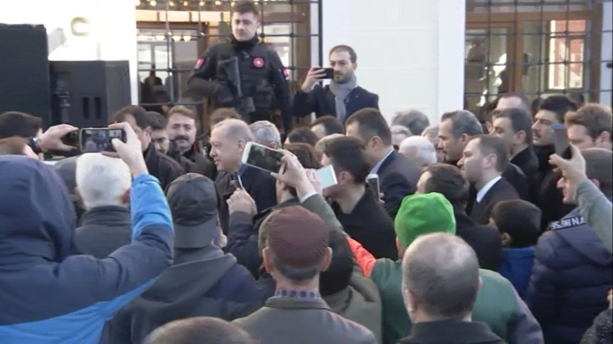 Erdoğan\'a Cami Açılışında Yoğun Sevgi Gösterisi