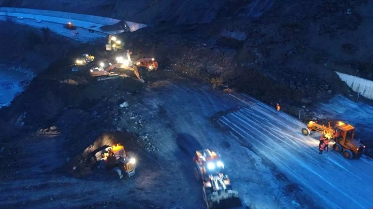 Heyelan Nedeniyle Kapanan Yolun Tek Şeridi Ulaşıma Açıldı