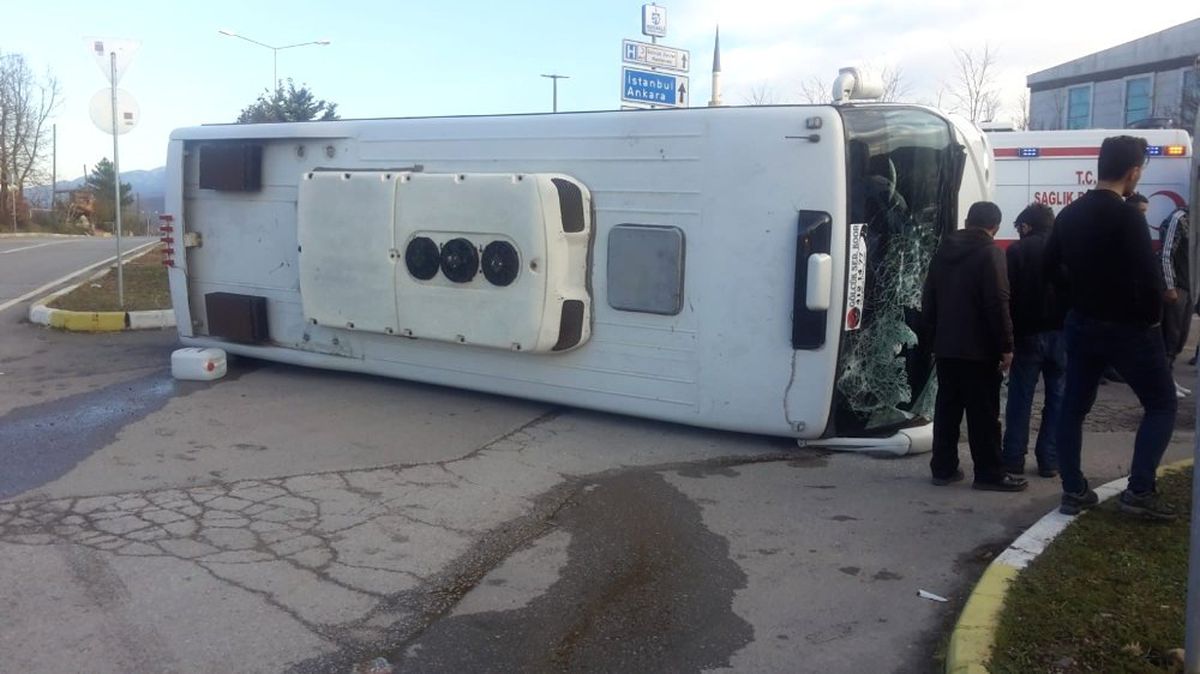 İşçi Servisi ile Hafif Ticari Araç Çarpıştı: 6 Yaralı