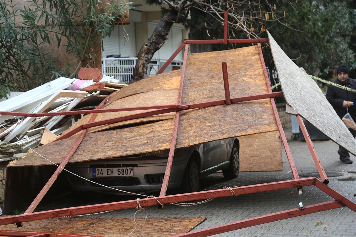 Kadıköy\'de İnşaat Paravanları Otomobilin Üzerine Devrildi
