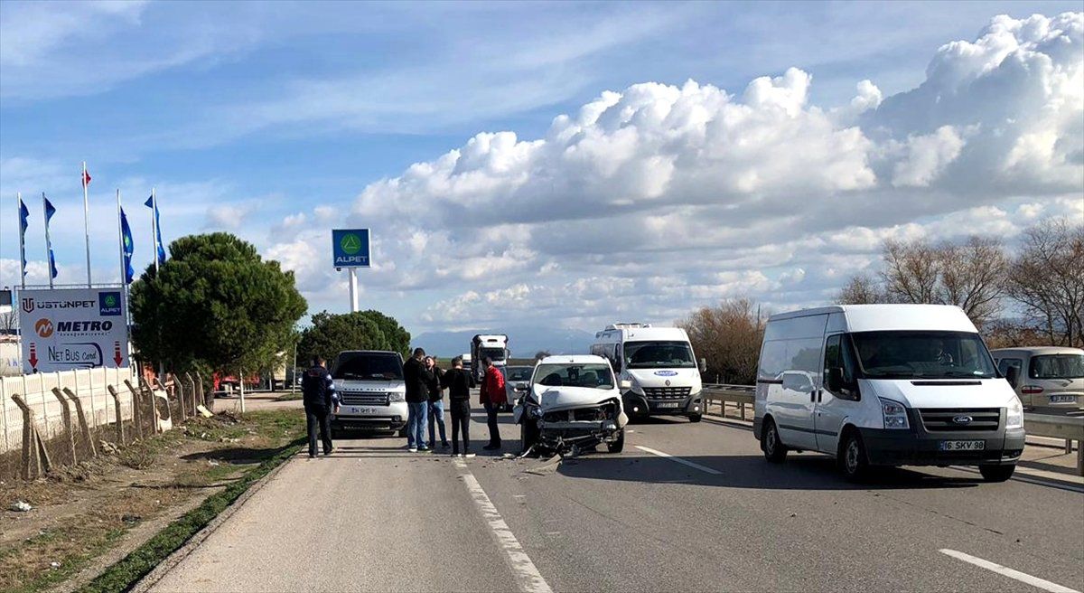 Karacabey\'de Trafik Kazası: 2 Yaralı
