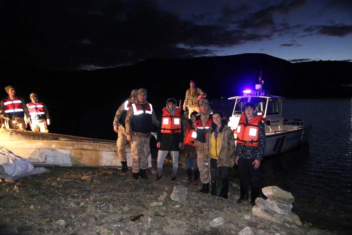 Keban Baraj Gölü Kıyısında Donma Tehlikesi Geçiren 4 Kişi Kurtarıldı