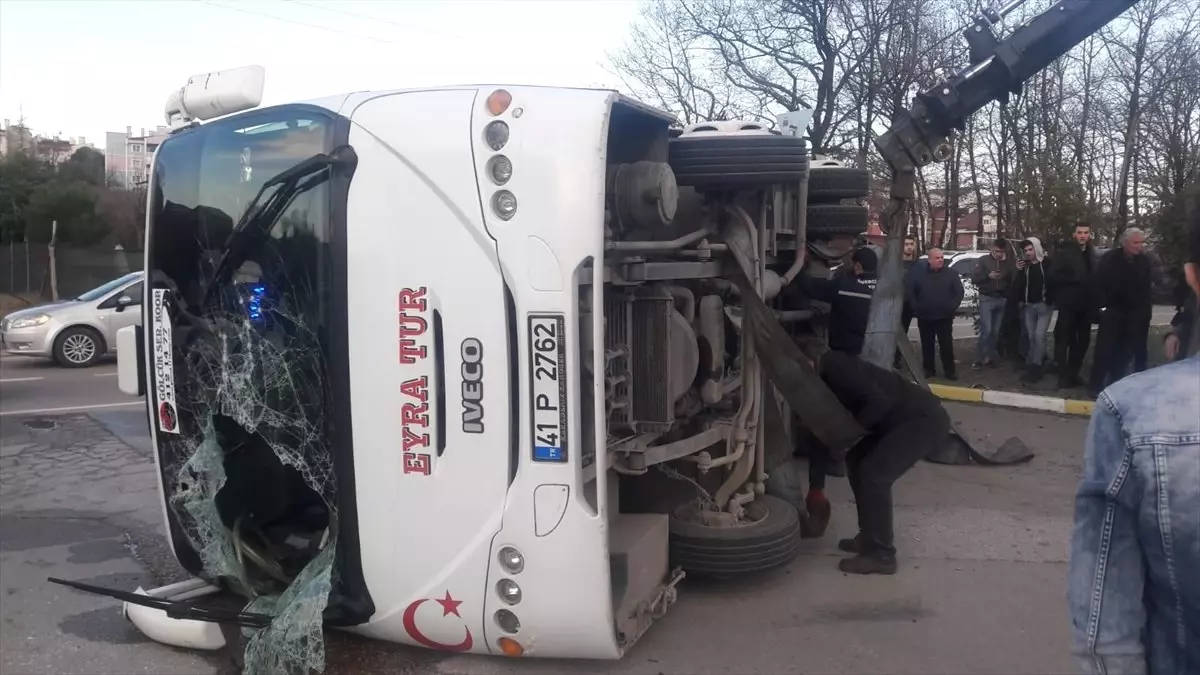 Kocaeli\'de İşçi Servisi ile Hafif Ticari Araç Çarpıştı: 6 Yaralı