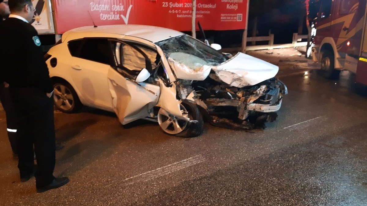 Kontrolden Çıkan Otomobil Direğe Çarparak Savruldu: 2 Yaralı