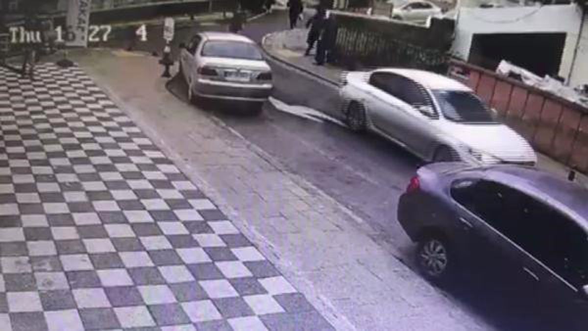 Pendik\'te Tapu Dairesi Önünde Kapkaç
