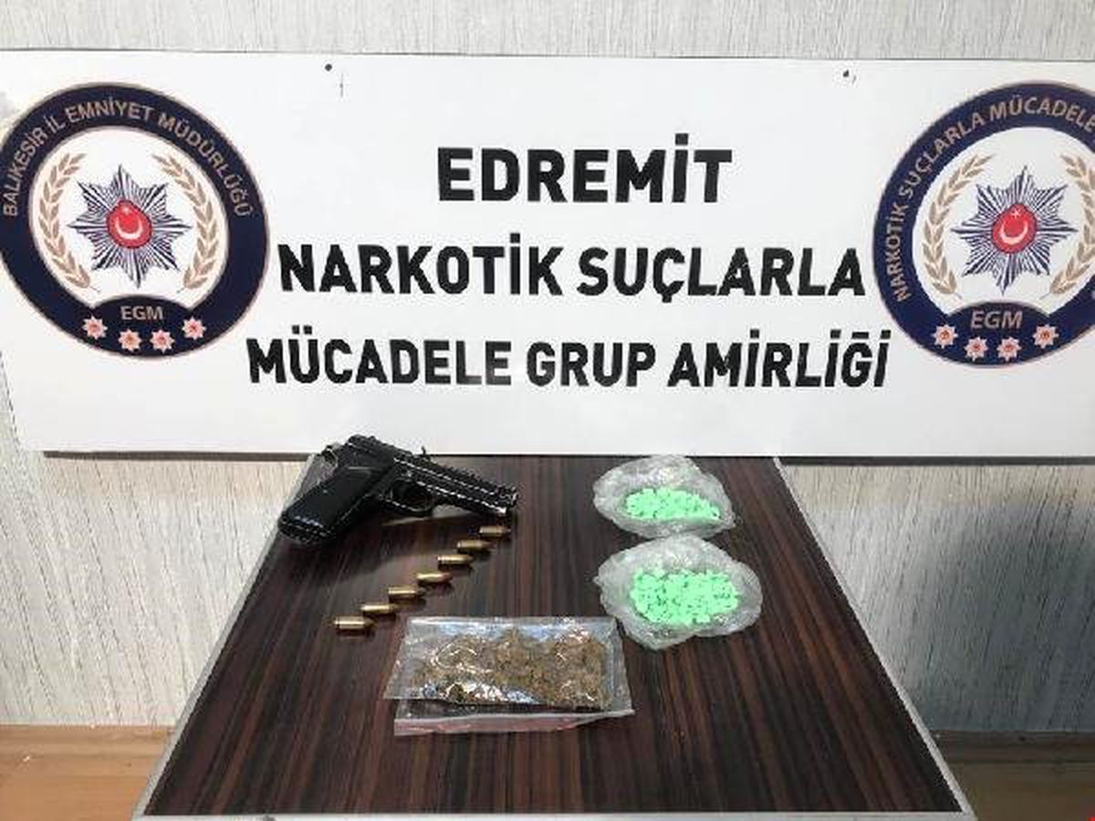 Polisten Kaçarken Uyuşturucu Hap Dolu Poşeti Yola Attılar