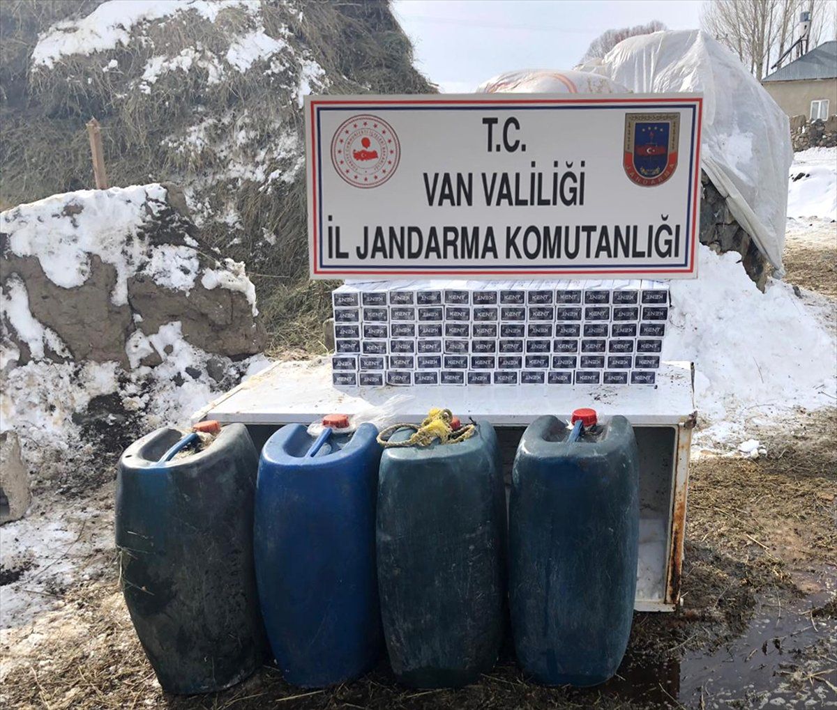 Saman Altından Akaryakıt ve Sigara Çıktı