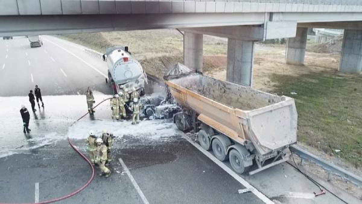 Tanker ile Hafriyat Kamyonunun Çarpışması Sonrası Yangın Çıktı (1)