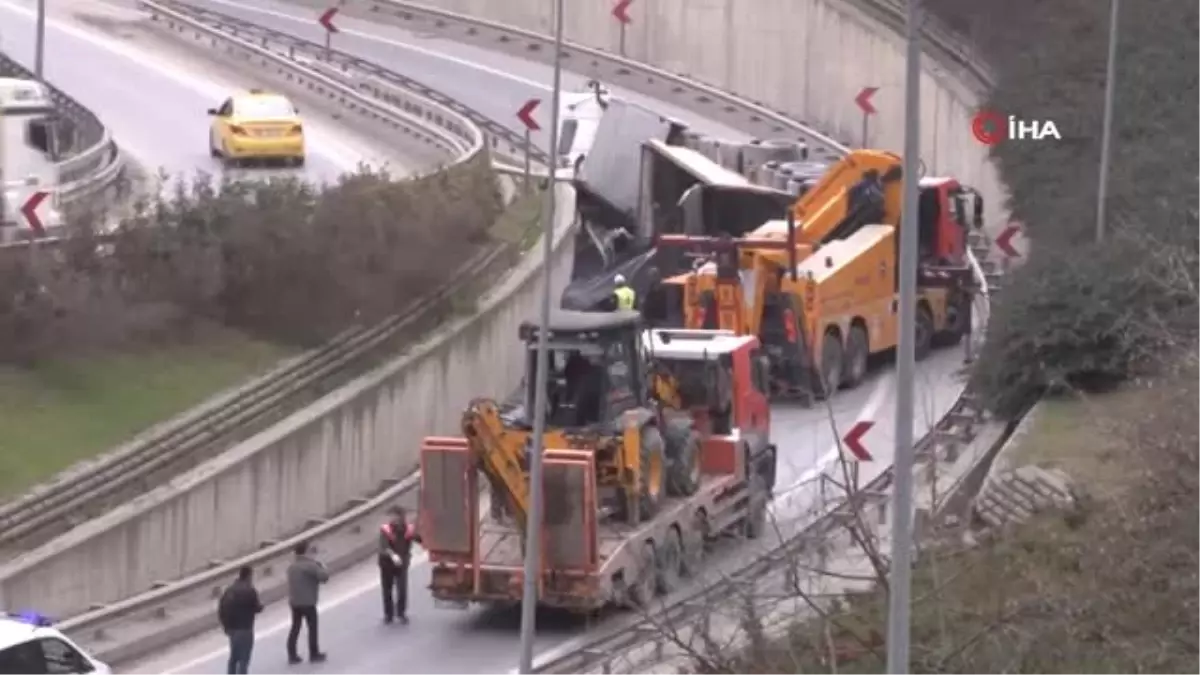 Tem Otoyolu\'nda Tır Devrildi Trafik Felç Oldu