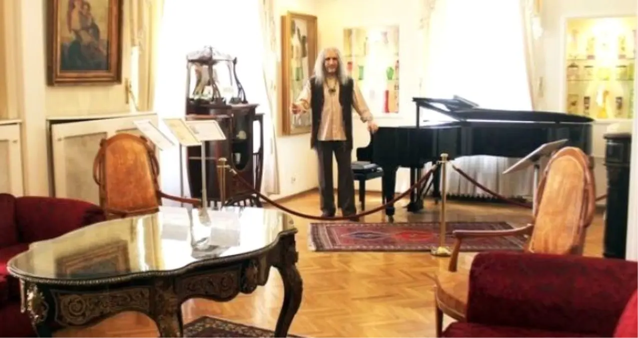 Türkiye\'nin Efsane İsmi Barış Manço, 20. Ölüm Yıl Dönümünde Anılıyor