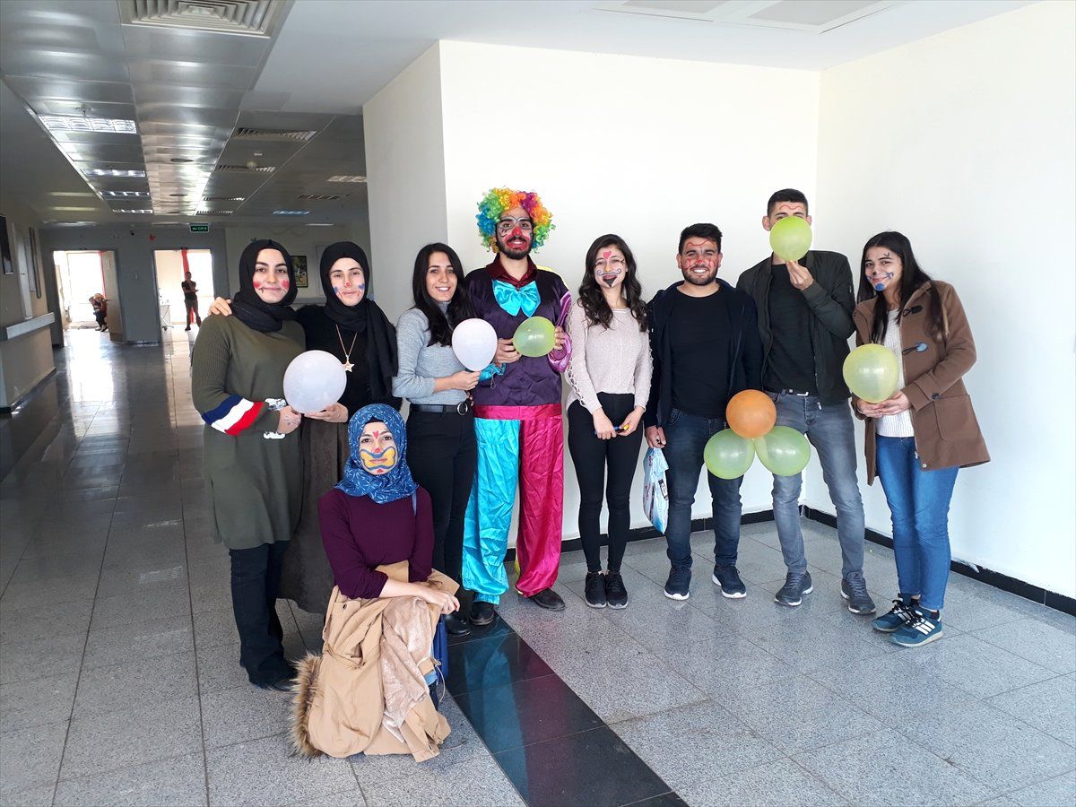 Üniversite Öğrencileri Hasta Çocuklara Moral Oldu