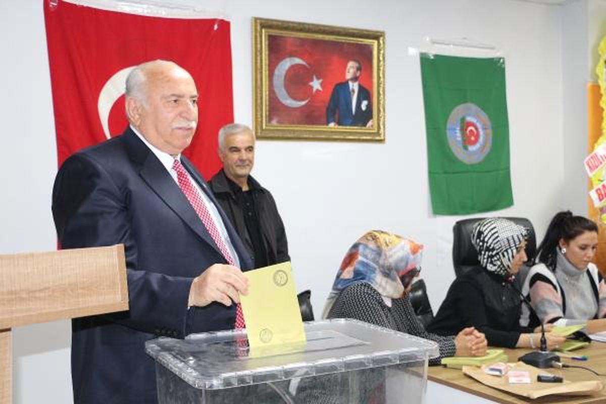30 Yıllık Başkan Yeniden Seçildi