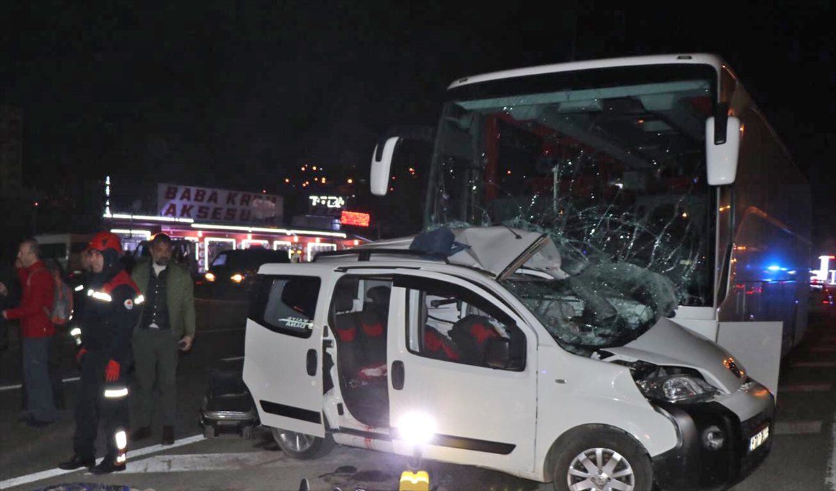 Adana\'da Trafik Kazası: 3 Ölü, 2 Yaralı