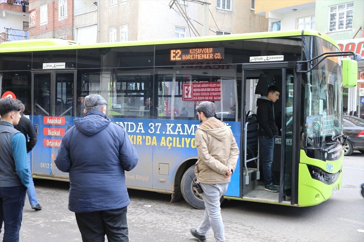 Anne ve 2 Çocuğu Otobüsün Çarpması Sonucu Yaralandı