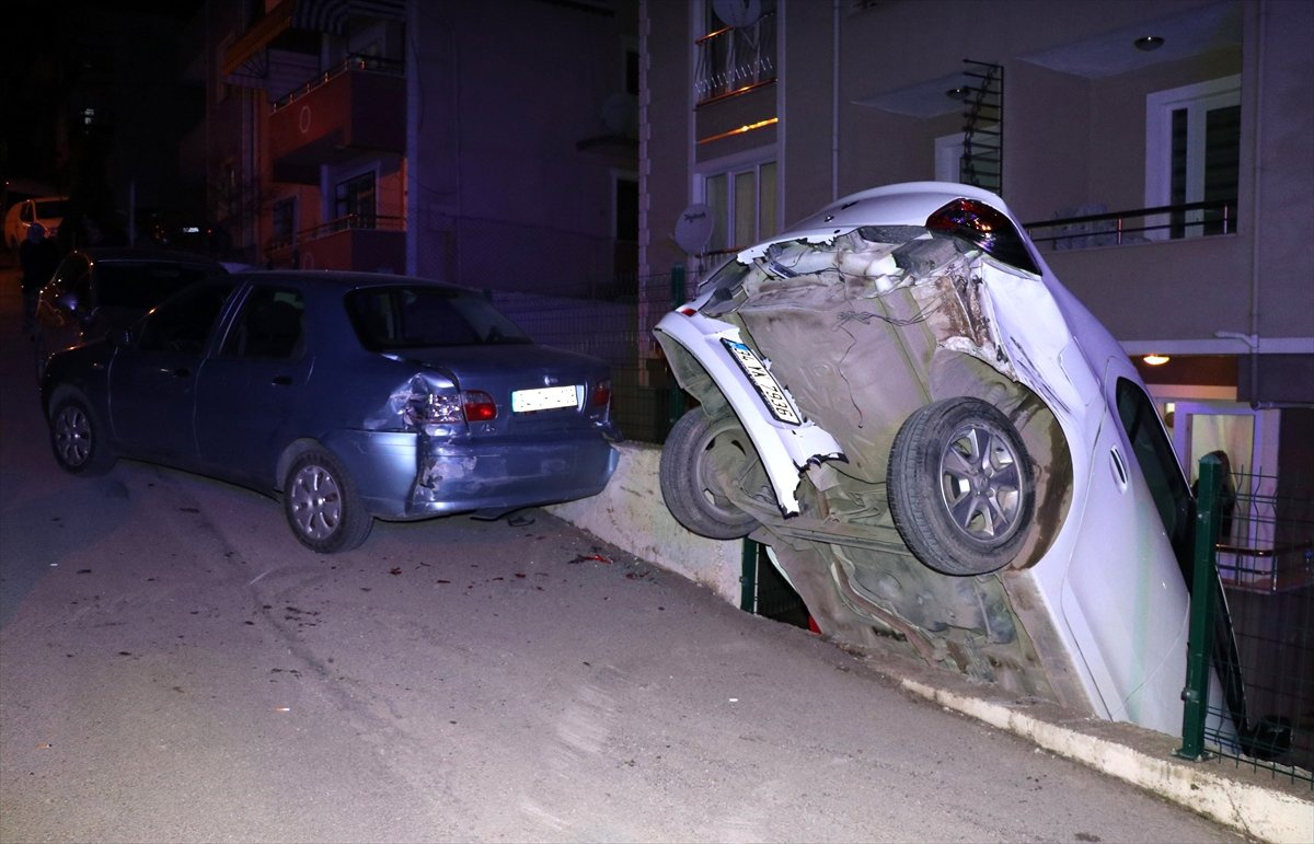 Apartmanın Otoparkına Düşen Aracın Sürücüsü Yaralandı