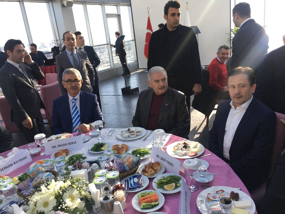 Binali Yıldırım Dericilerle Kahvaltı Yaptı
