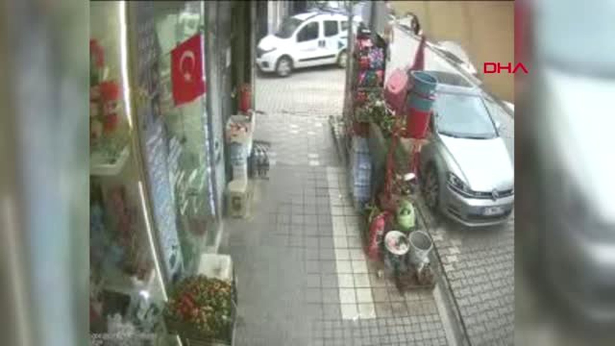Bursa Sokakta Çıplak Yürüdü, Zabıta Kıyafetiyle Kapatmaya Çalıştı