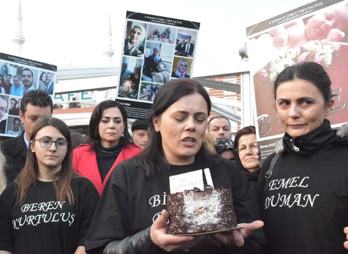 Çorlu\'daki Tren Kazasında Yakınlarını Kaybedenlerden \'Adalet Yürüyüşü\'