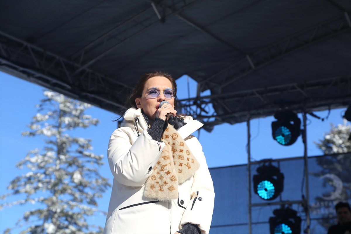 Demet Akalın\'dan Ilgaz Dağı\'nda Konser