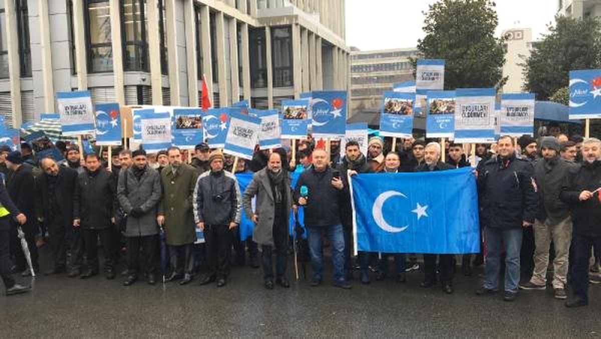 Düsseldorf\'ta Çin Konsolosluğu Önünde \'Uygur\' Protestosu
