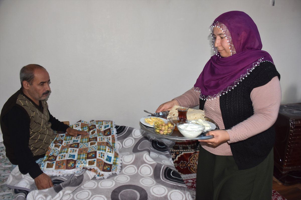 Felçli Eşine 8 Yıldır Özenle Bakıyor