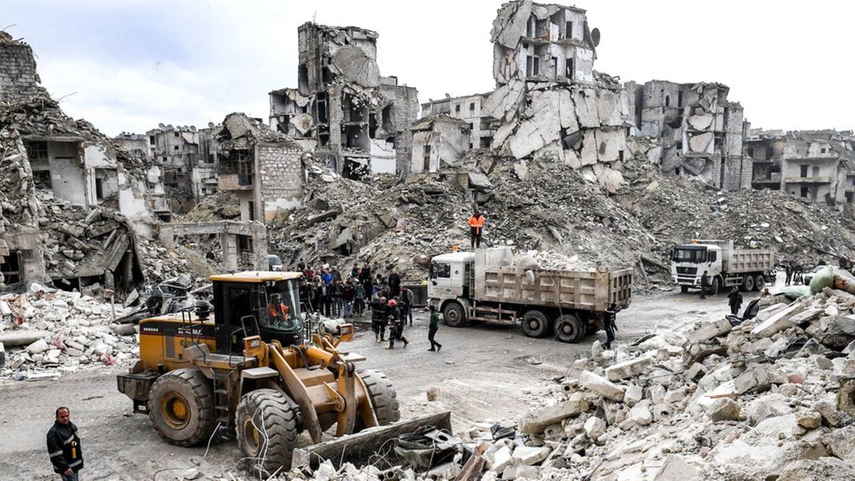 Halep\'te Hasarlı Bina Çöktü: Dördü Çocuk 11 Ölü