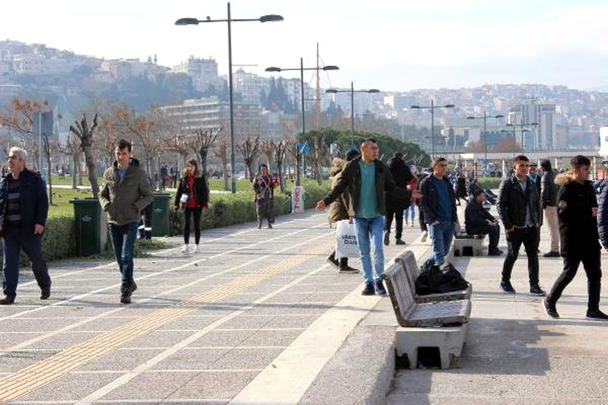 İzmirliler Uzun Süre Sonra Güneşli Havanın Tadını Çıkardı