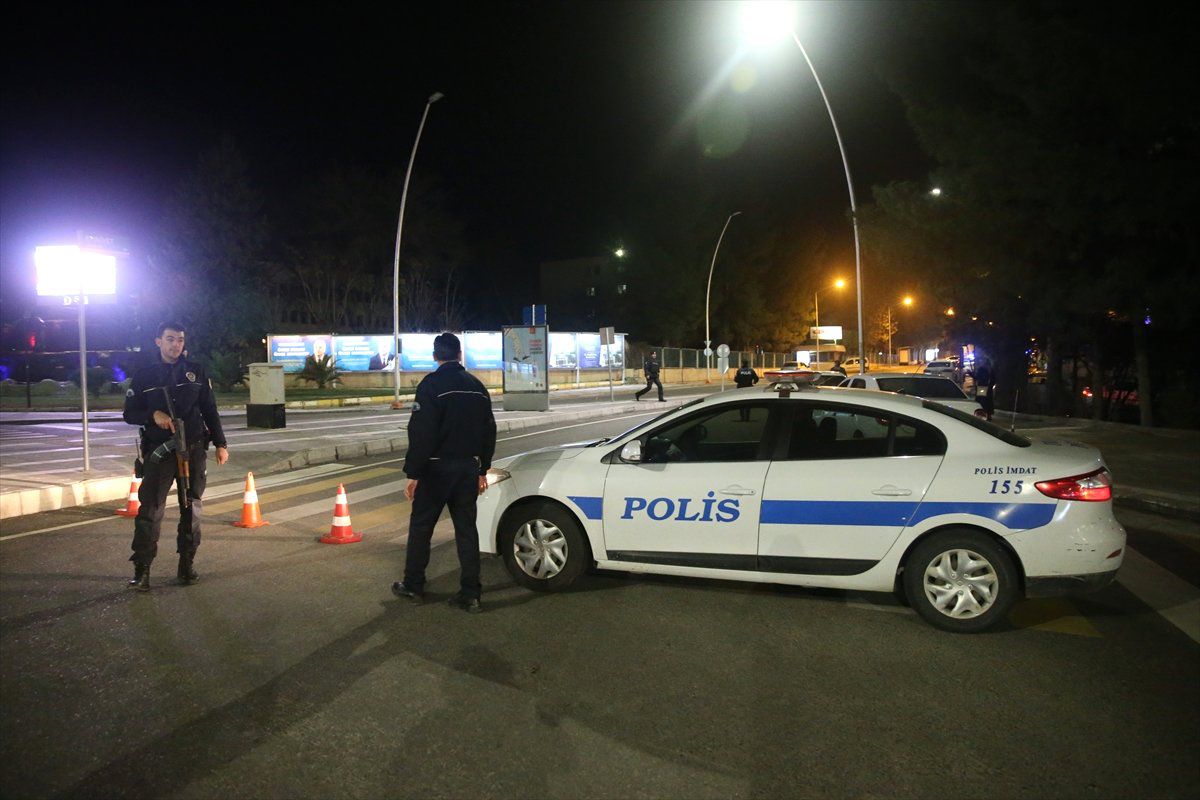 Şanlıurfa\'da Emniyete Girmek İsteyen Şüpheli Vurularak Engellendi