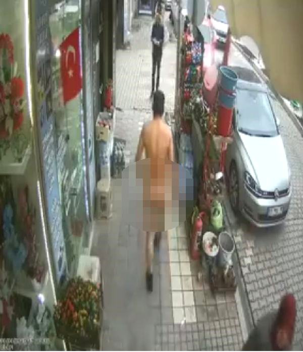 Sokakta Çıplak Yürüdü, Zabıta Kıyafetiyle Kapatmaya Çalıştı