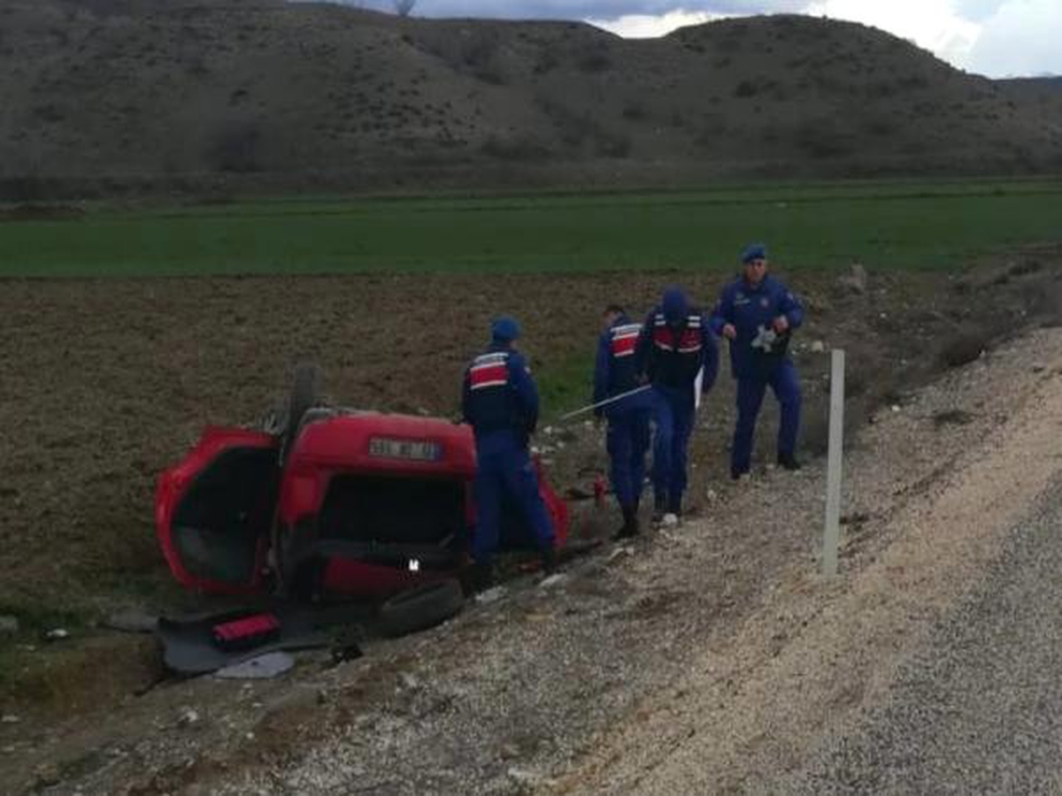 Takla Atan Otomobildeki Anne ve Kızı Yaralandı