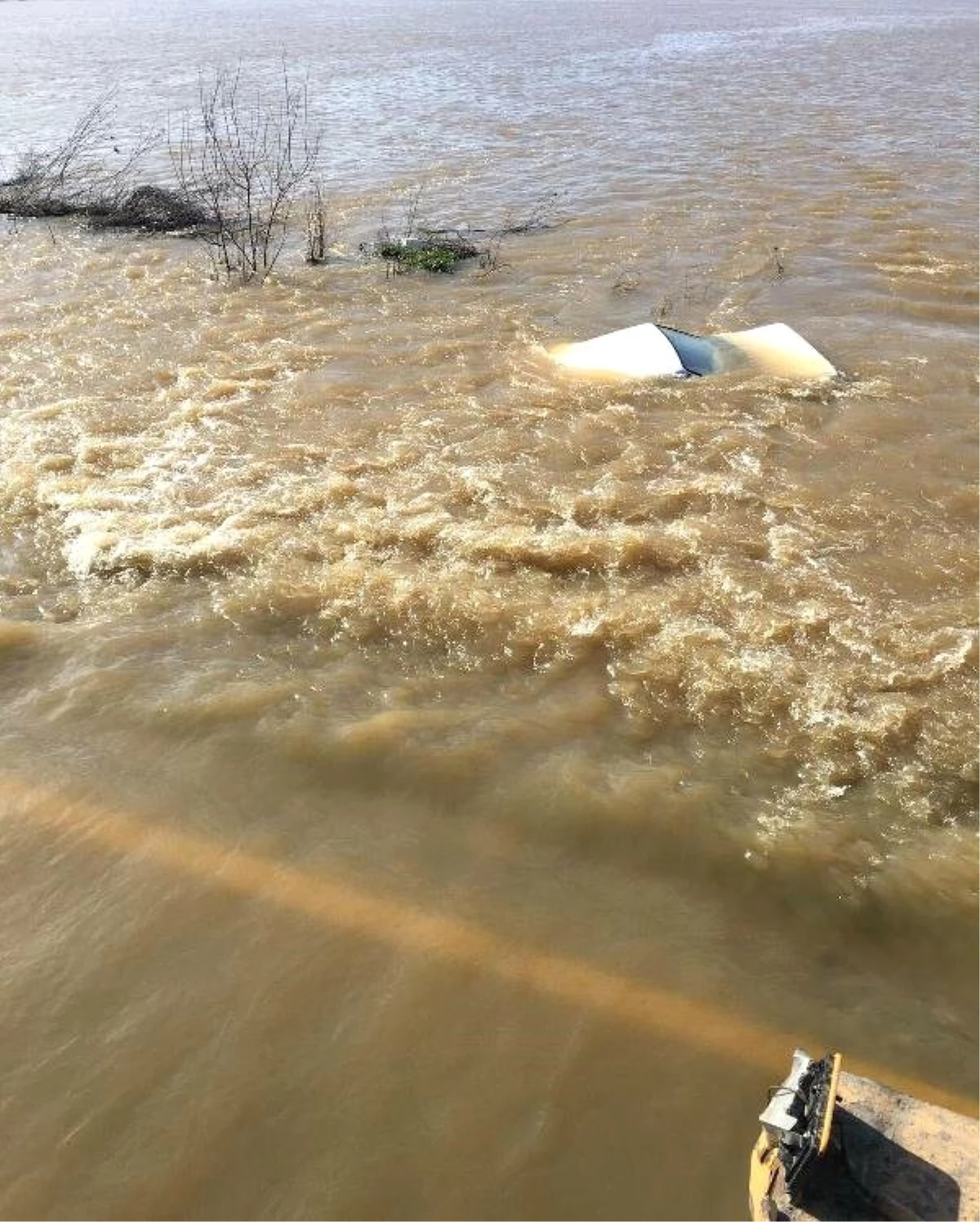 Taşkın Suları Otomobili Yuttu, Sürücü Zor Kurtuldu