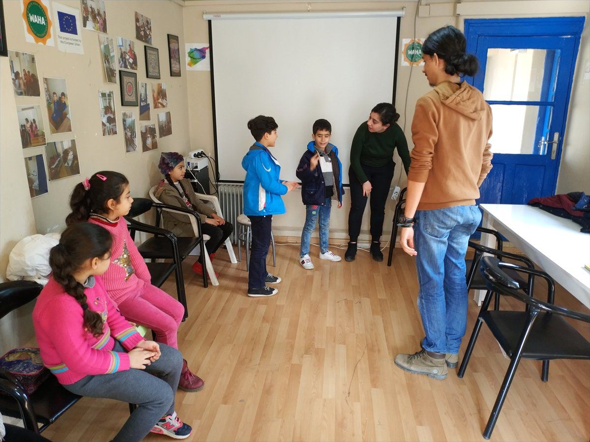 Üniversiteli Gönüllüler, Suriyeli Çocukları Oyunlarla Eğitiyor