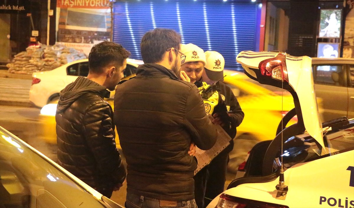 Üsküdar\'da Otomobil Markete Girdi