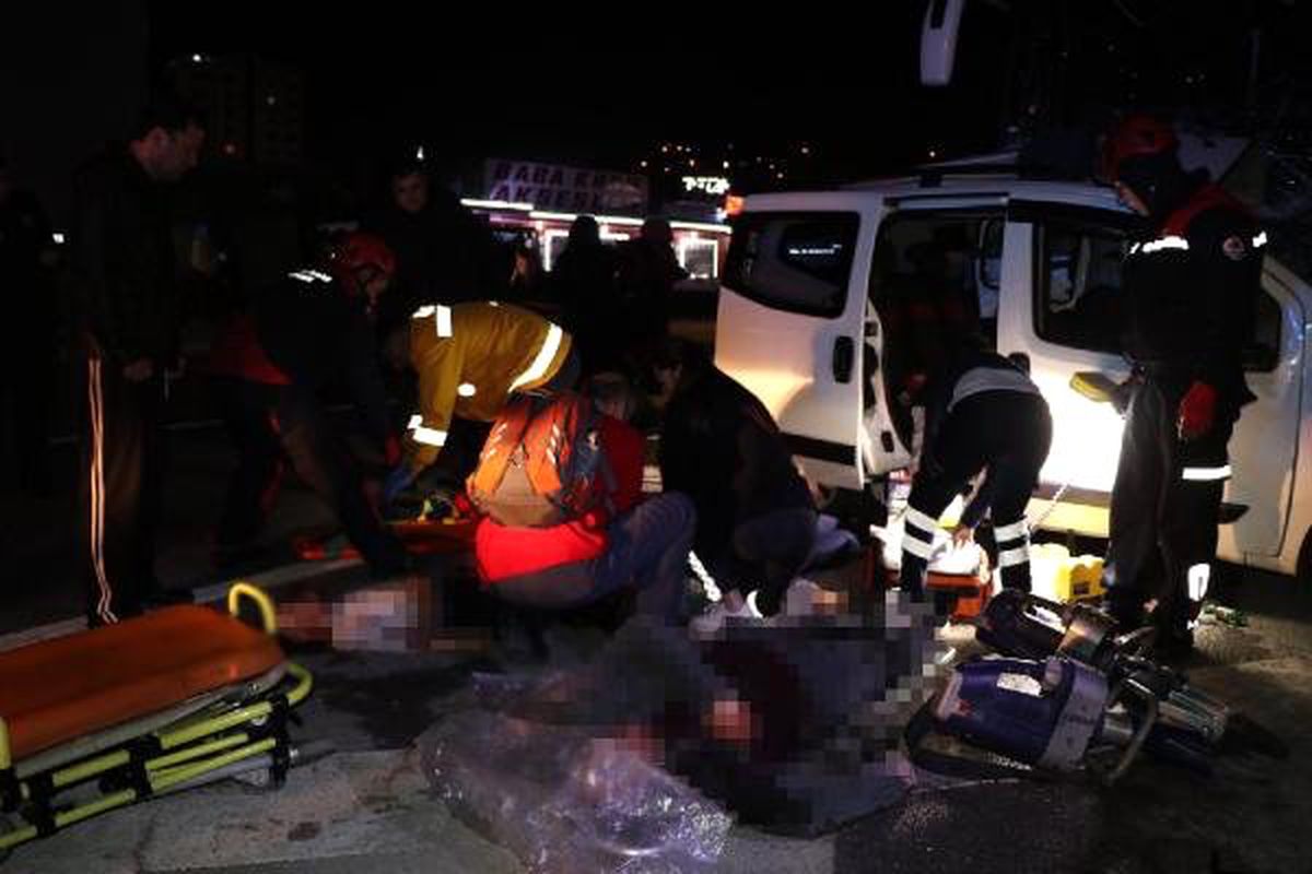 Yolcu Otobüsü ile Hafif Ticari Araç Çarpıştı: Aynı Aileden 3 Ölü, 2 Yaralı