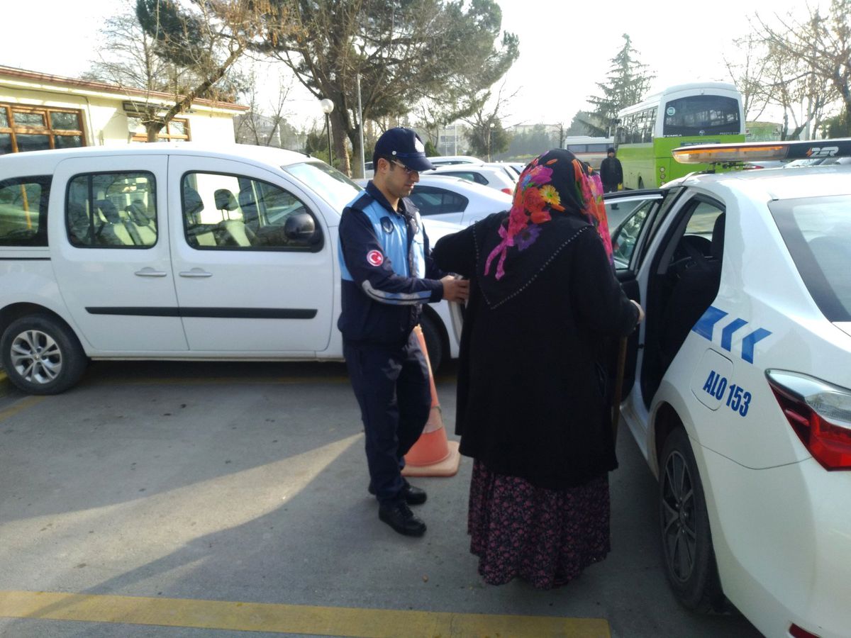 Zabıtadan Aysel Teyze\'ye Yardım Eli