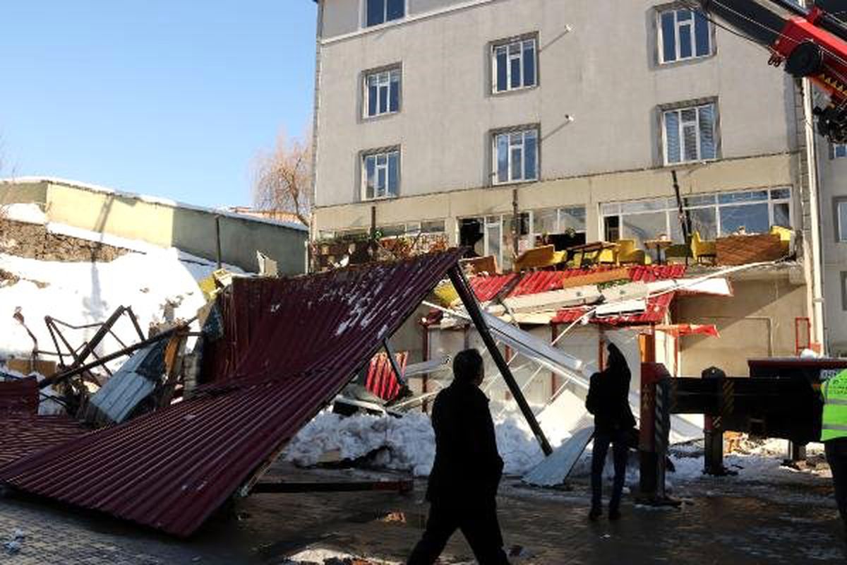 Bitlis\'te Kafenin Teras Çatısı Çöktü: 1 Ölü, 7 Yaralı (2)