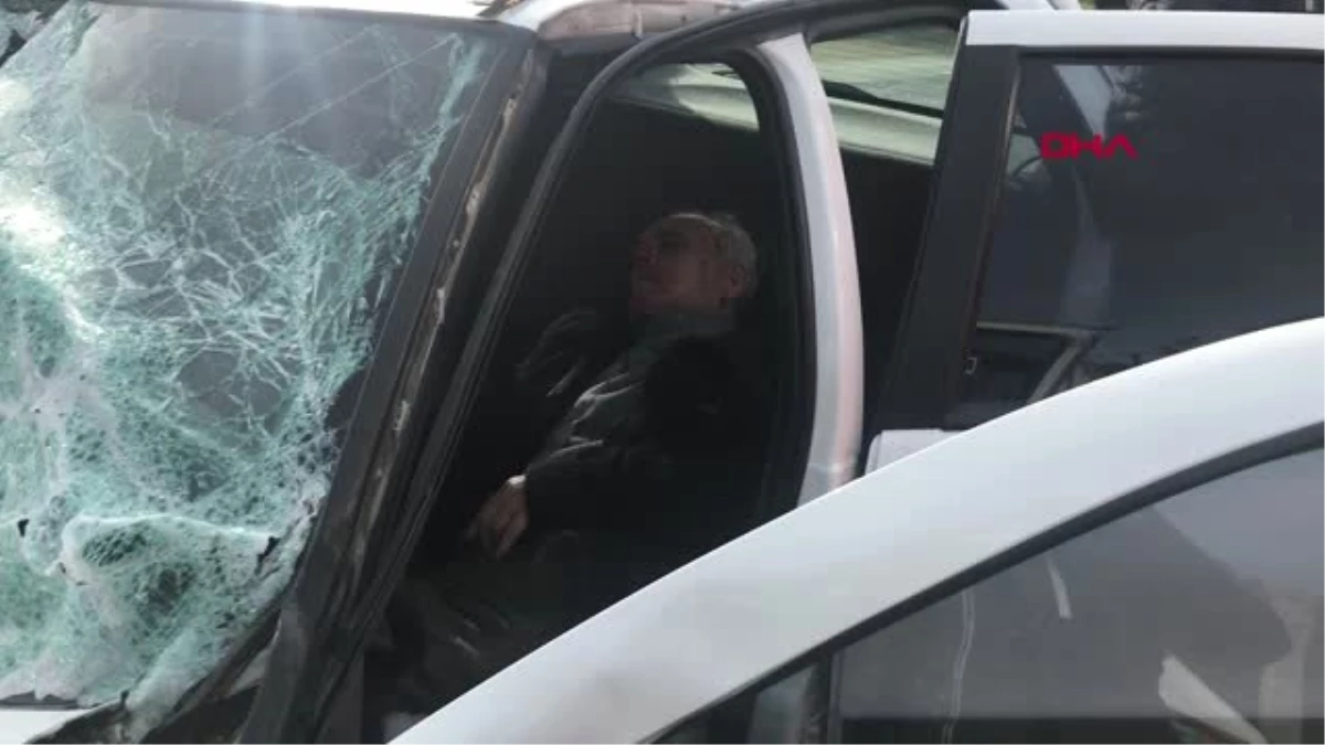 Bursa Kamyonete Çarpan Otomobilde Sıkışan Yaşlı Sürücü Kurtarıldı