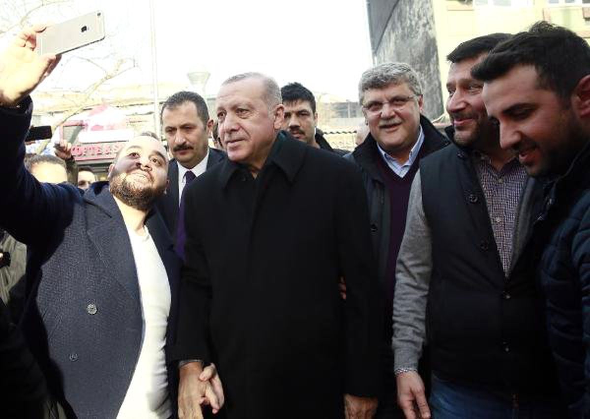 Erdoğan, Tarihi Çınaraltı Çay Bahçesi\'nde Vatandaşlarla Sohbet Etti