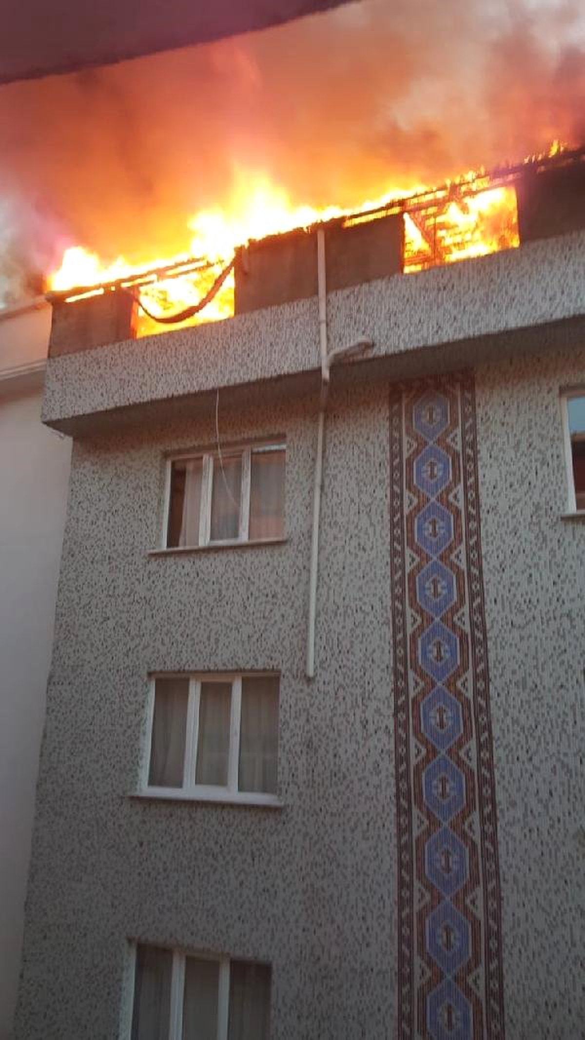 Esenyurt\'ta Bir Apartmanın Çatısı Alev Alev Yandı